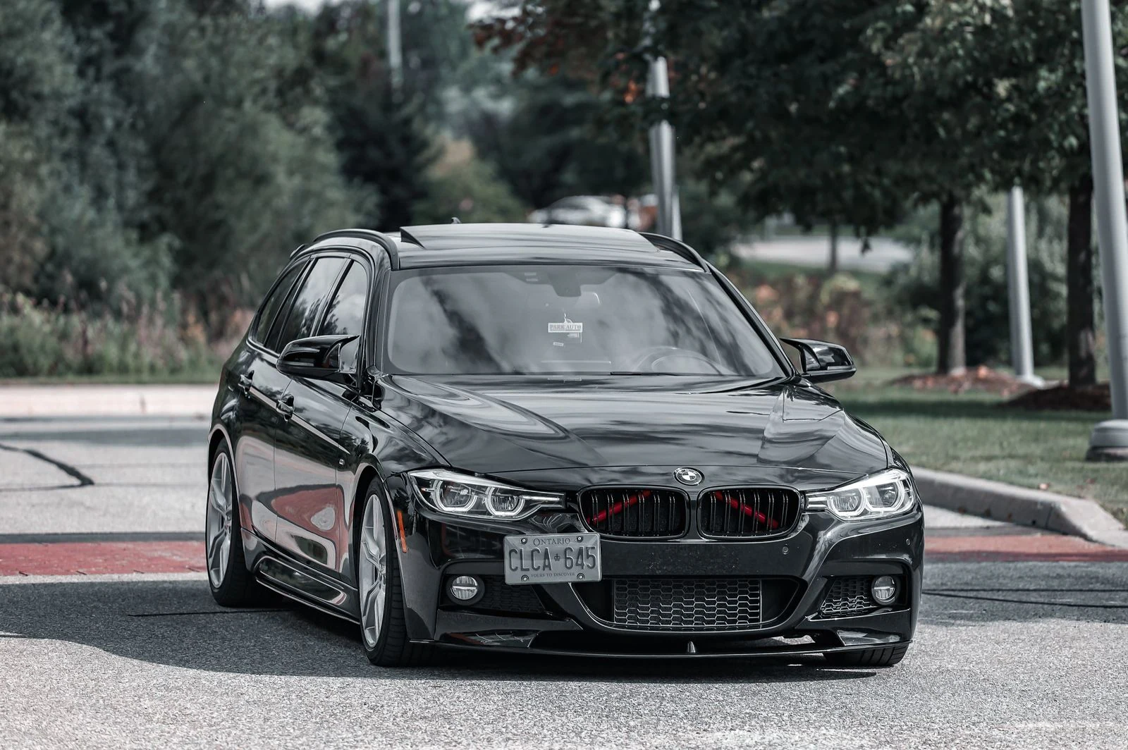 Чёрный BMW в кузове универсал