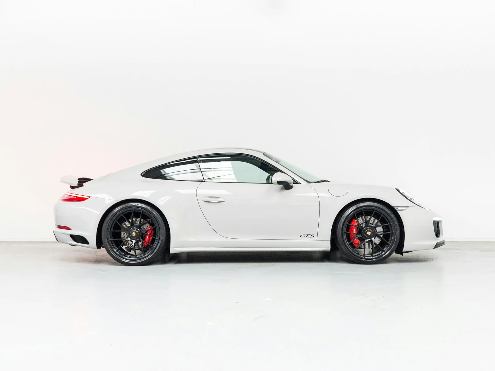 Белый Porsche 911 Carrera 4 GTS